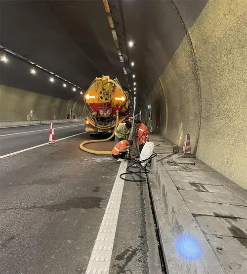 中宁隧道排水渠清淤